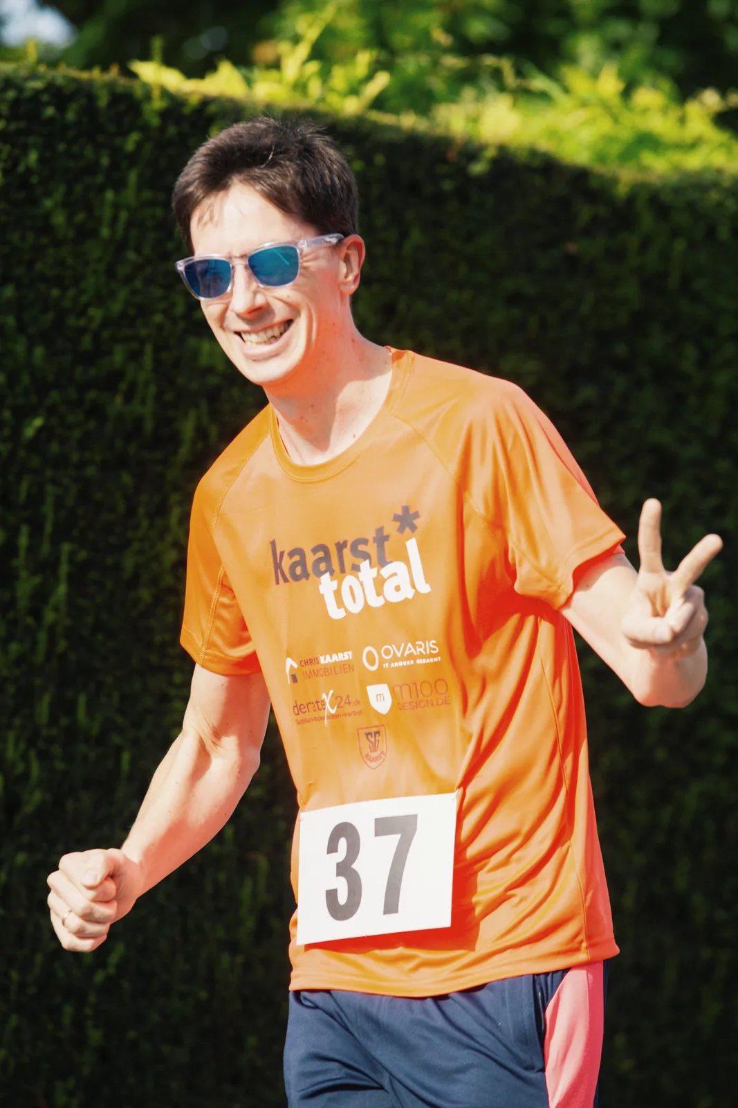 Läufer im Trikot des Kaarst-Total-Laufs mit der Startnummer 37.