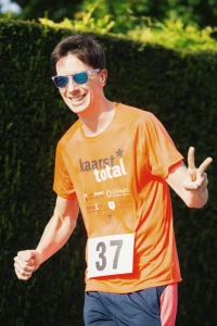 Läufer im Trikot des Kaarst-Total-Laufs mit der Startnummer 37.
