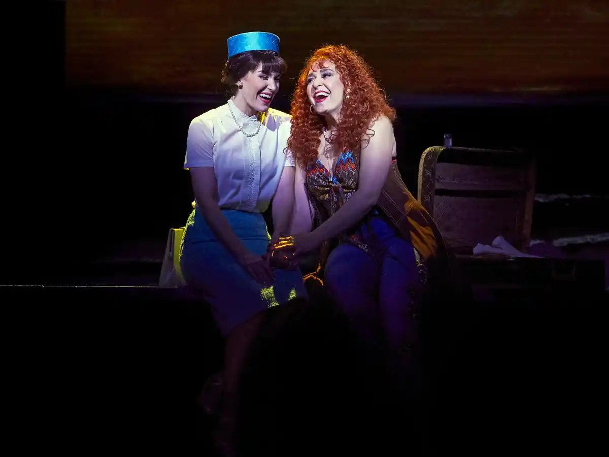 音樂劇《Beaches》的劇照,顯示演員在百老匯舞台上演出