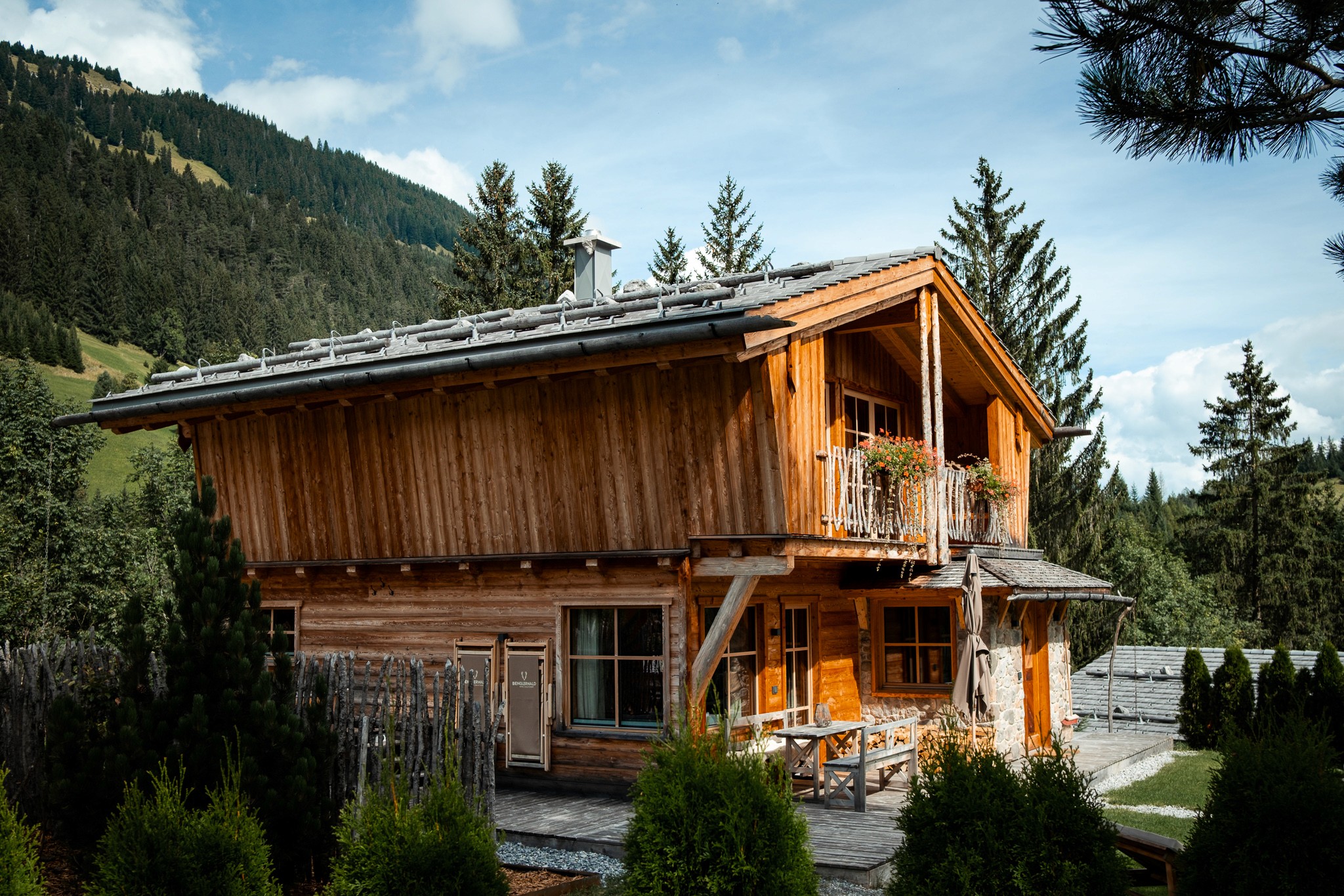Rustikales Bergholz-Chalet in Österreich – Luxus trifft auf Naturverbundenheit