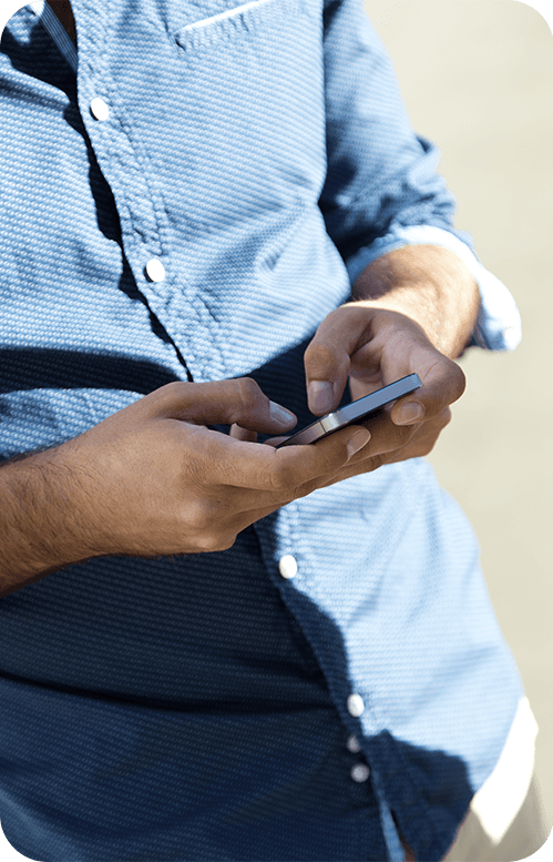 Close nas mãos de um gestor utilizando smartphone para acessar a rede de técnicos da FindUP, destacando a facilidade de solicitar suporte técnico sob demanda