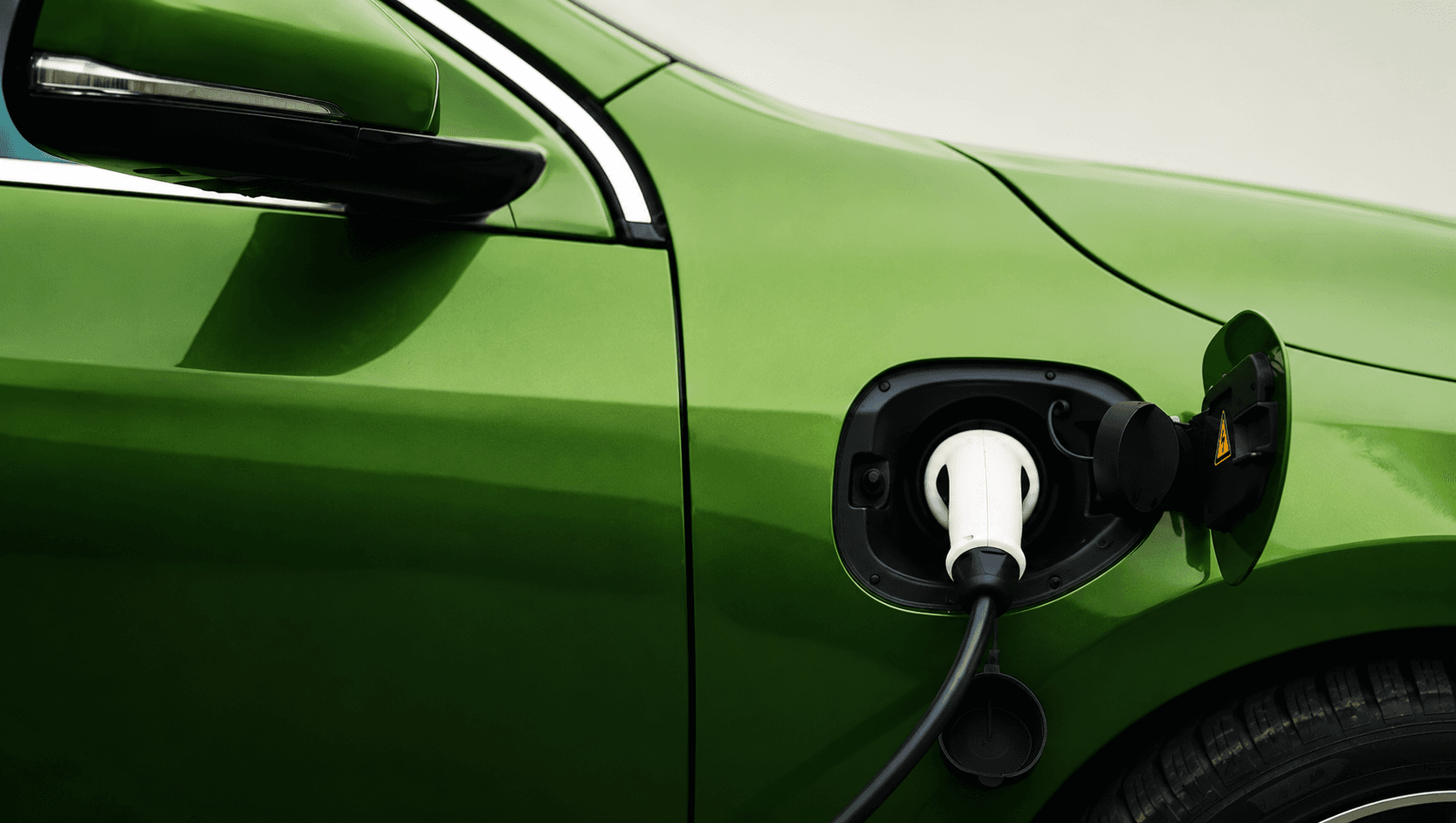 voiture électrique verte en charge