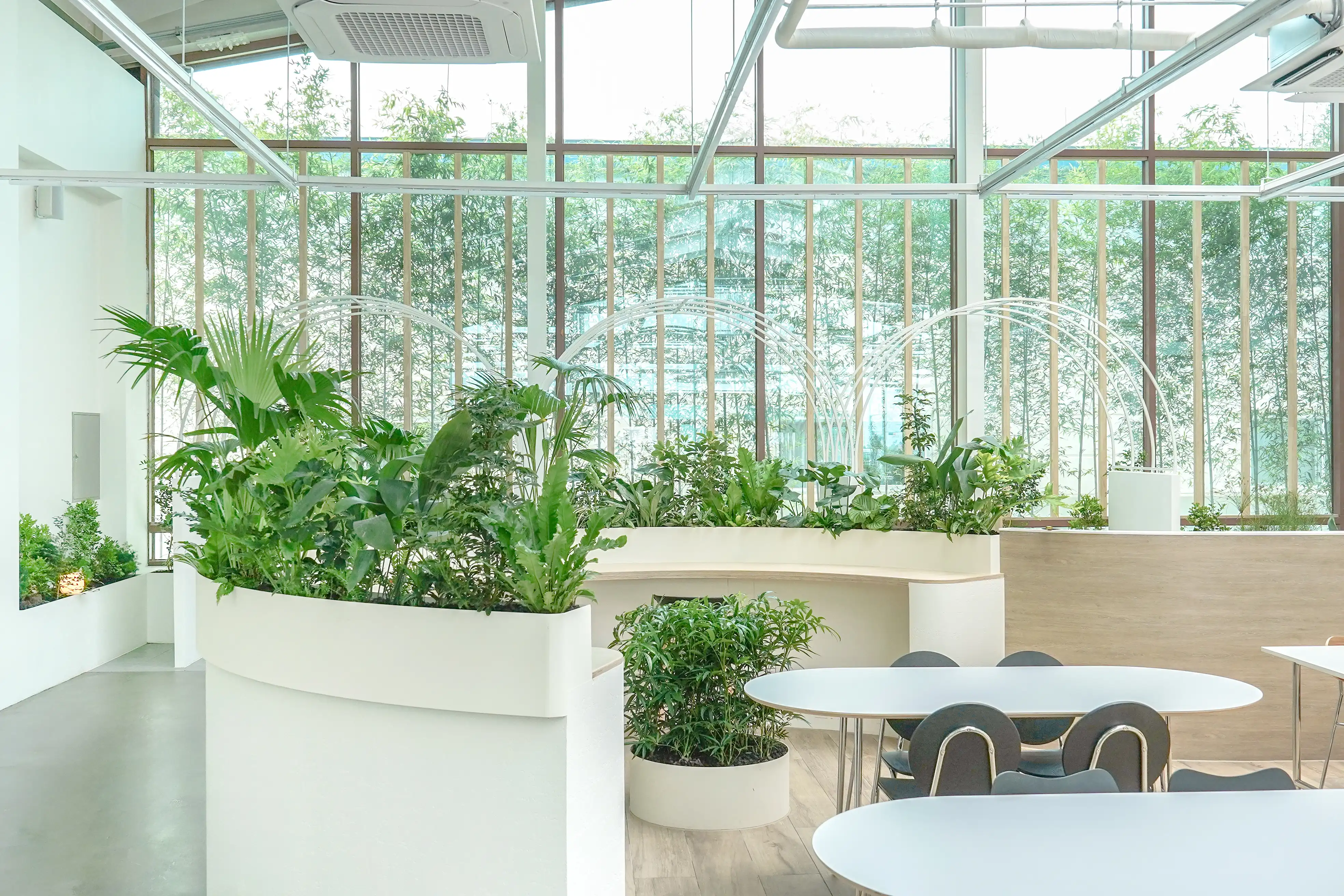 에코피플 퍼니처정원으로 구현된 실내조경