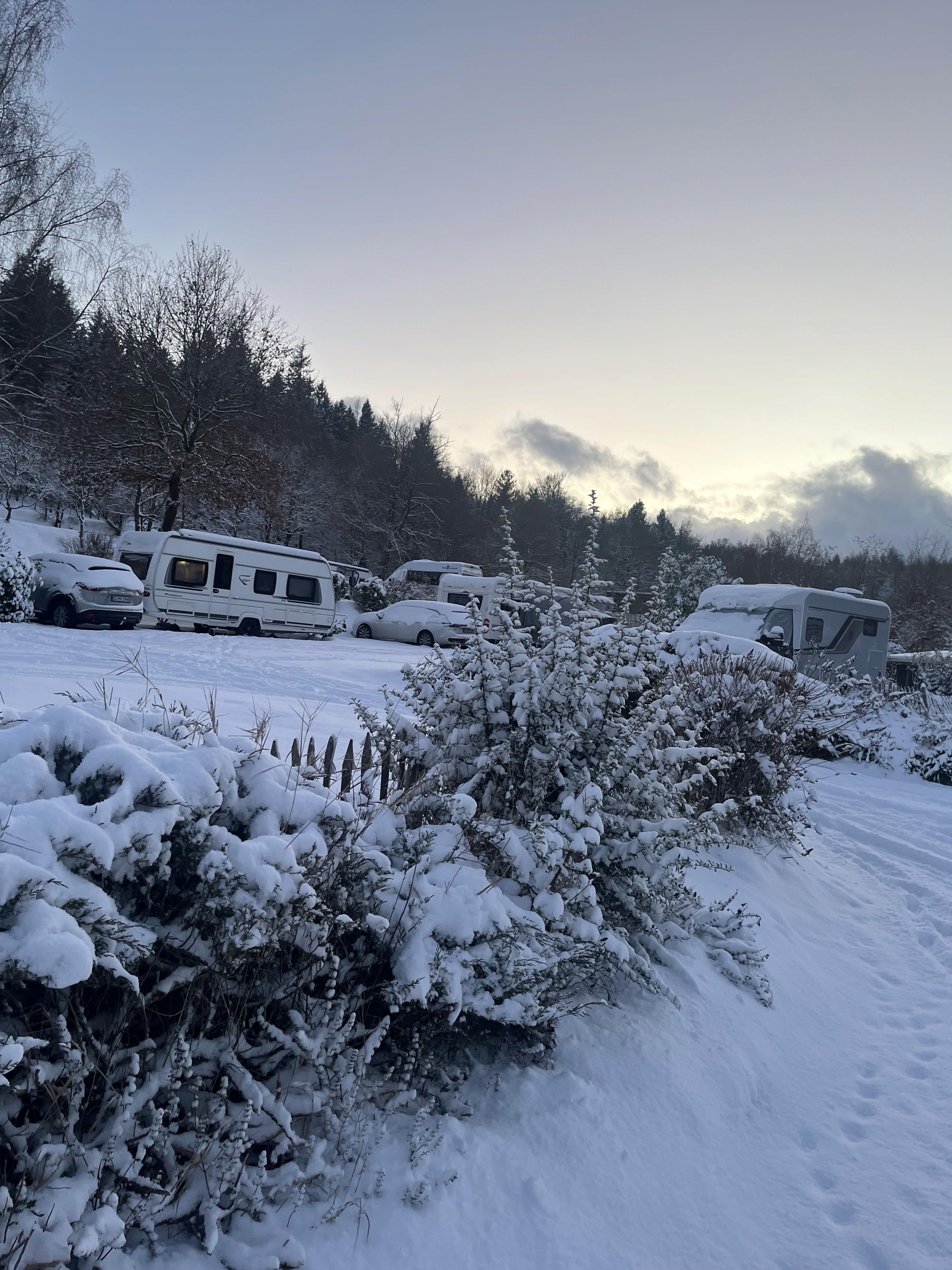 Reisemobil und Wohnwagen in weißer Pracht