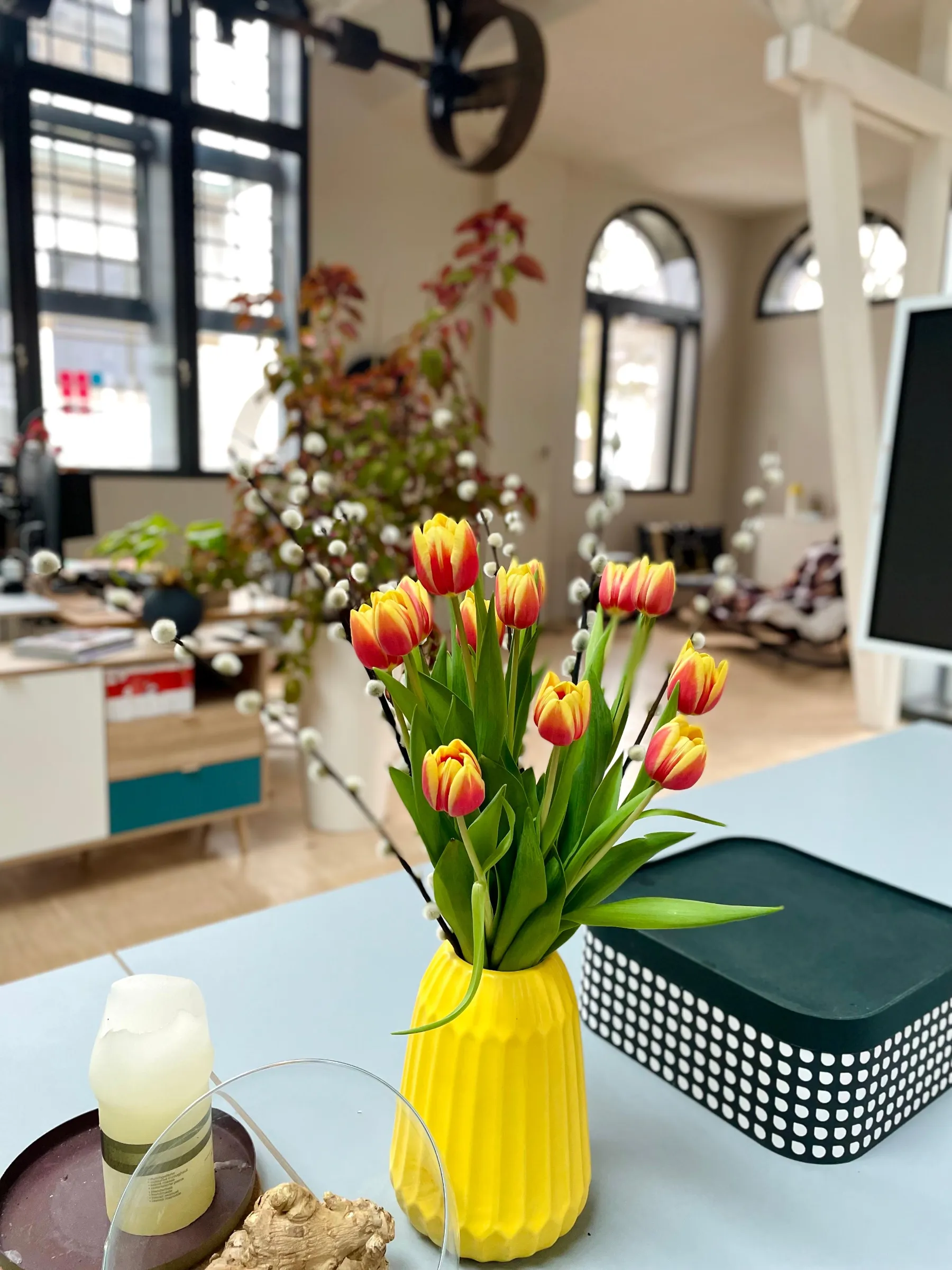 Büroszene, Blumenstrauss auf dem Tisch