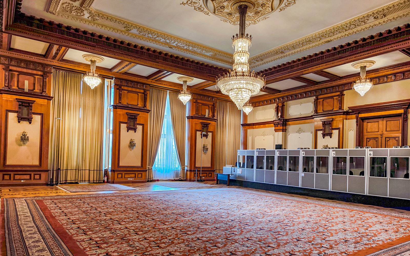 国会宫殿的内部，饰有豪华的吊灯和精美的木质镶嵌装饰。