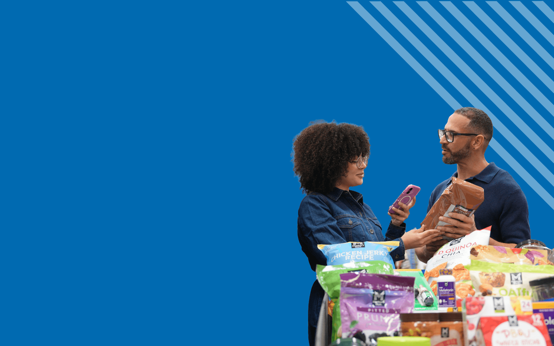 Imagen de un trabajador de Sam's Club que presta el servicio de Curbside Pickup poniendo las compras en el auto de su cliente