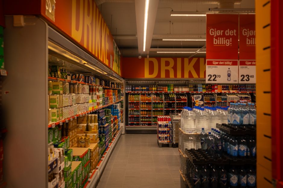 Albertsons just cut its profit forecast by 20% and shoppers are why
