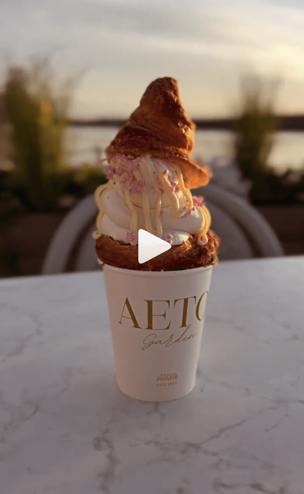 Croissant-pehmis karamellikastikkeella ja koristerouhella AETO Garden -kupissa