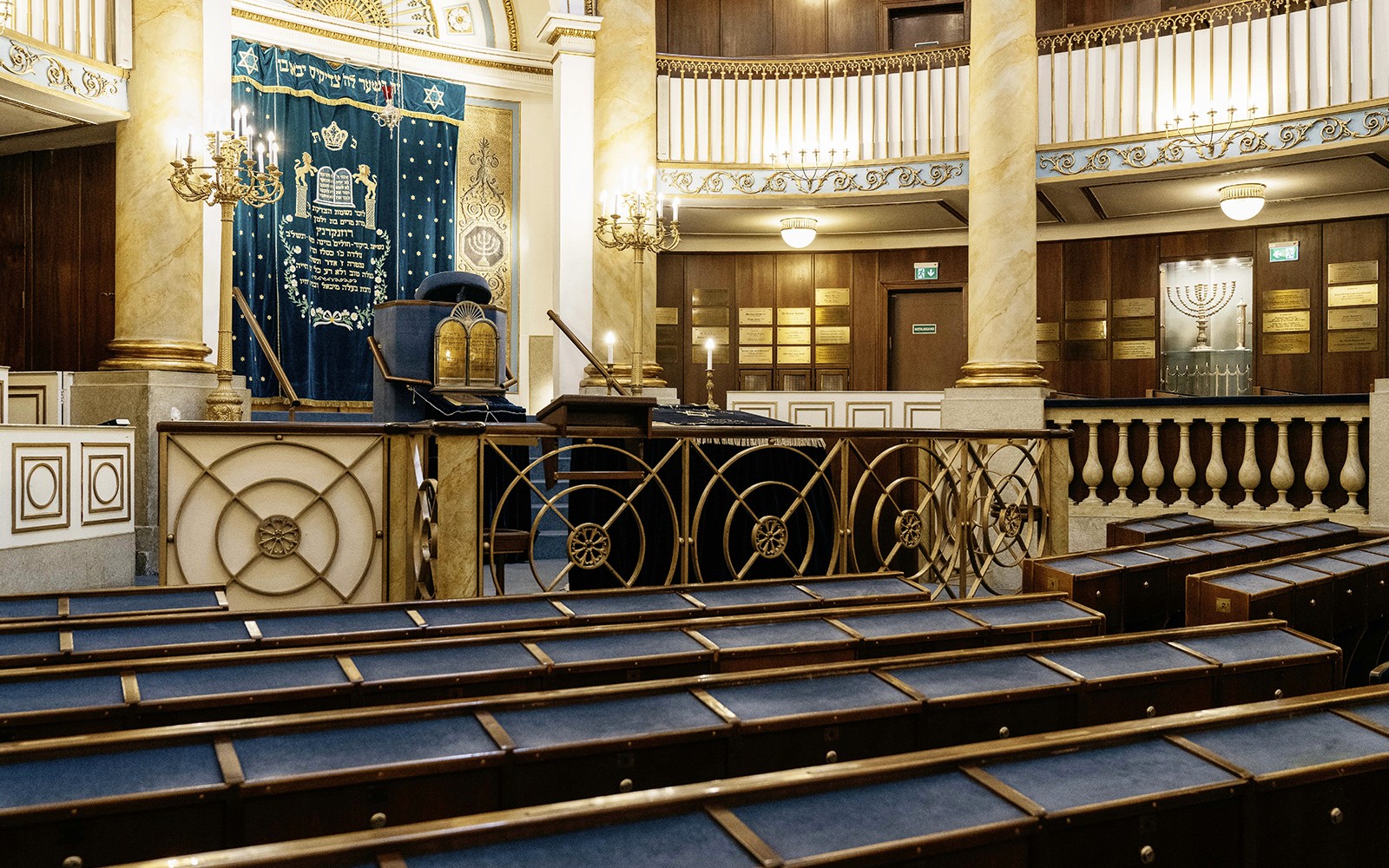 Interior del Stadttempel con arca de la Torá ornamentada y asientos, Viena.