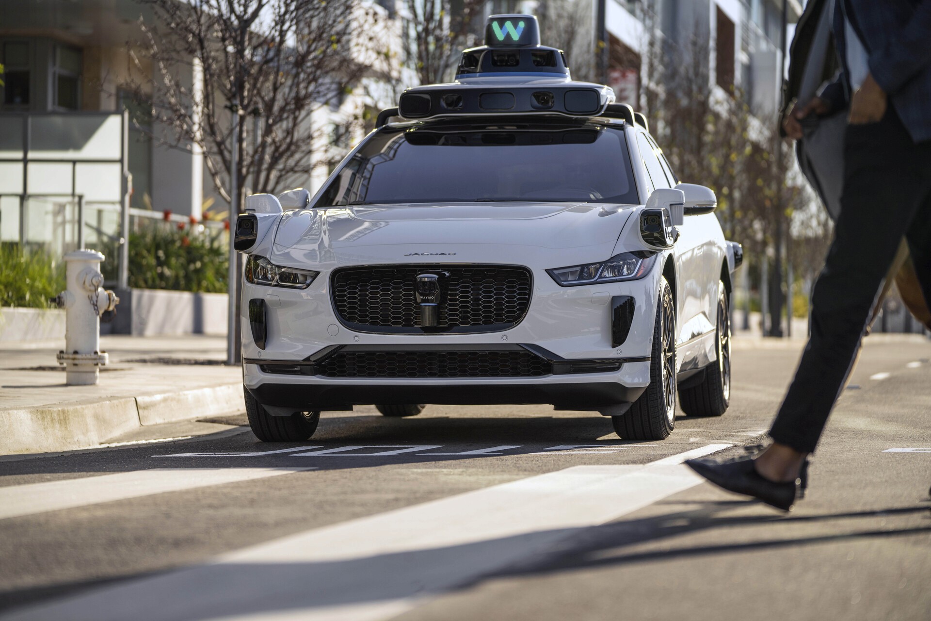 Auto a guida autonoma in città con sensori: innovazione, AI e mobilità del futuro