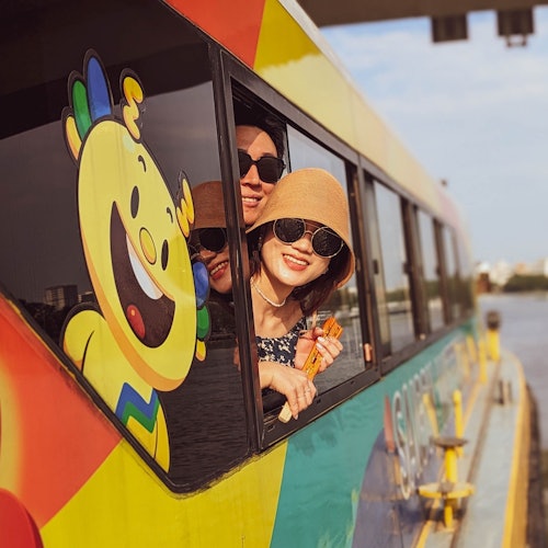 Perjalanan dengan Bus Air Sungai Saigon – Nikmati perjalanan perahu yang santai di sepanjang Sungai Saigon, melewati pencakar langit ikonik.