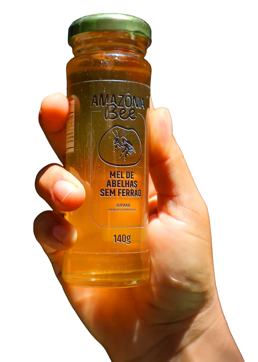 Mão segurando uma garrafa de mel de abelhas sem ferrão.