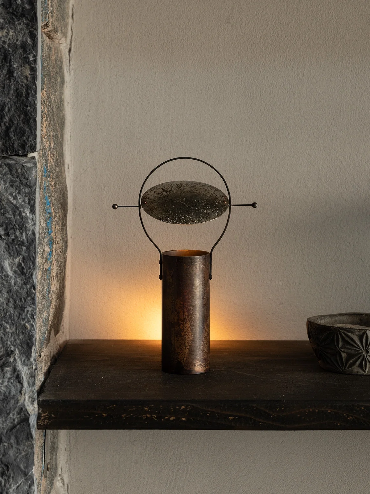 PJ Collection Tempered handheld lamp in oxidized copper and forged iron, with a brass lever switch