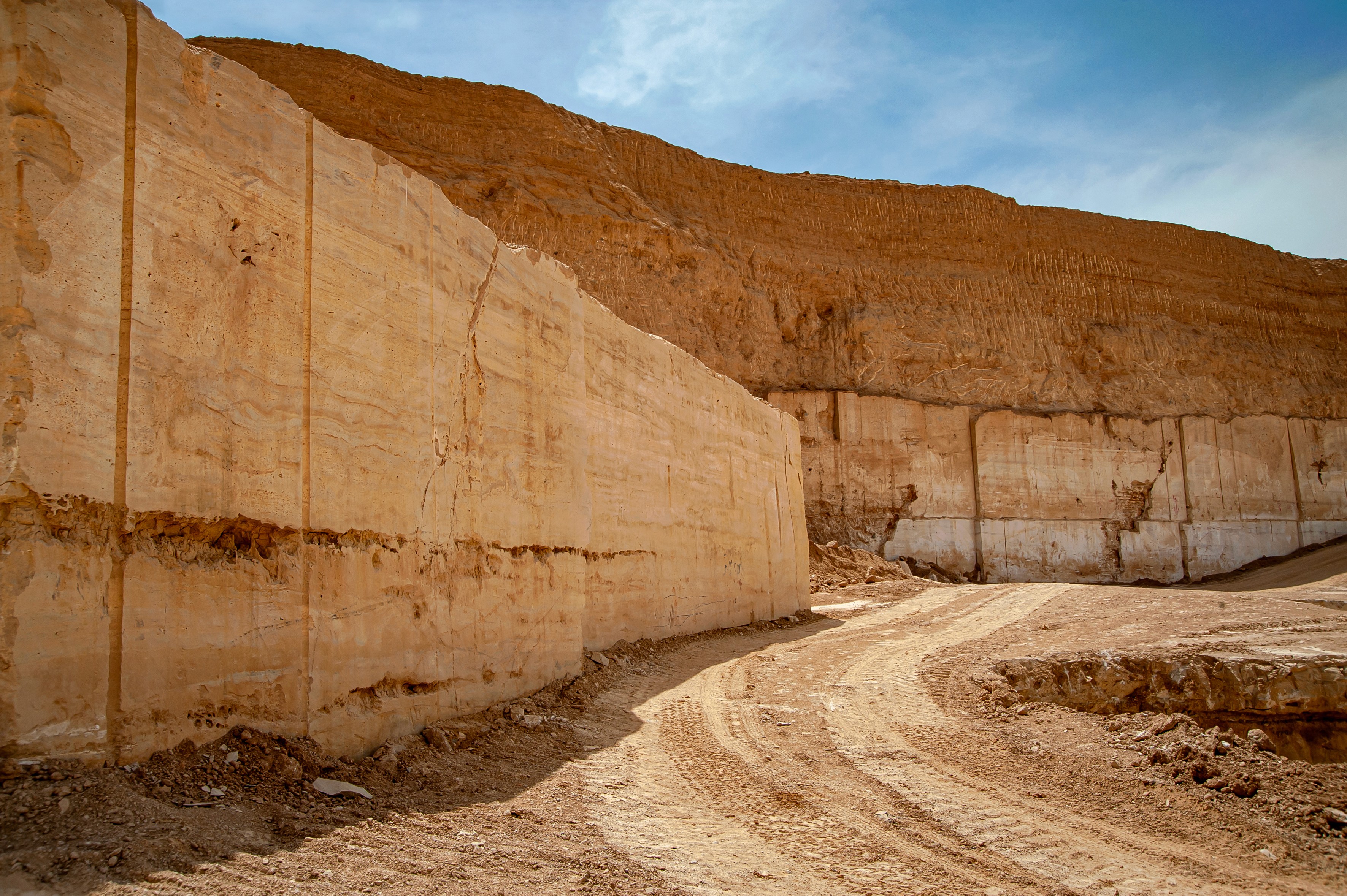Travertin Naturstein Steinbruch mit geschnittenen Rohblöcken
