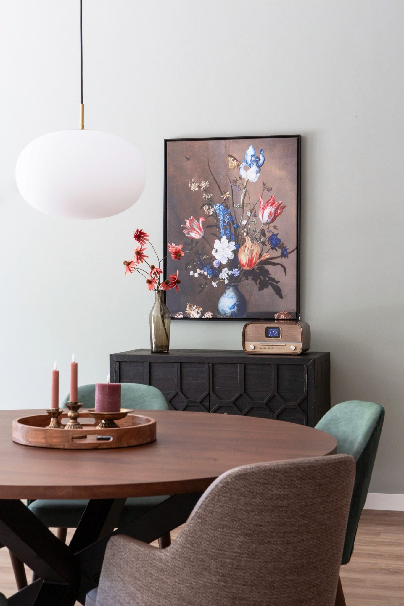 ronde eettafel met oude meester bloemen