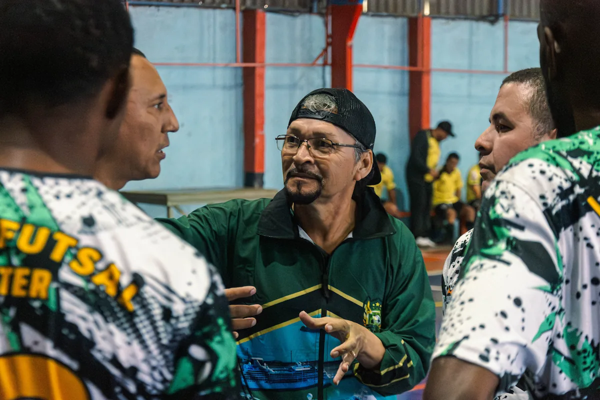 Entrenador dando sus indicaciones 