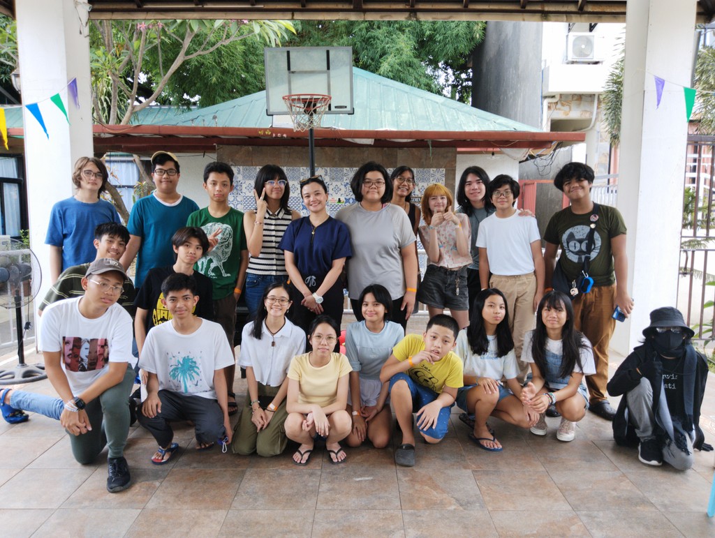 Abot Tala members taking a group photo after first aid class.