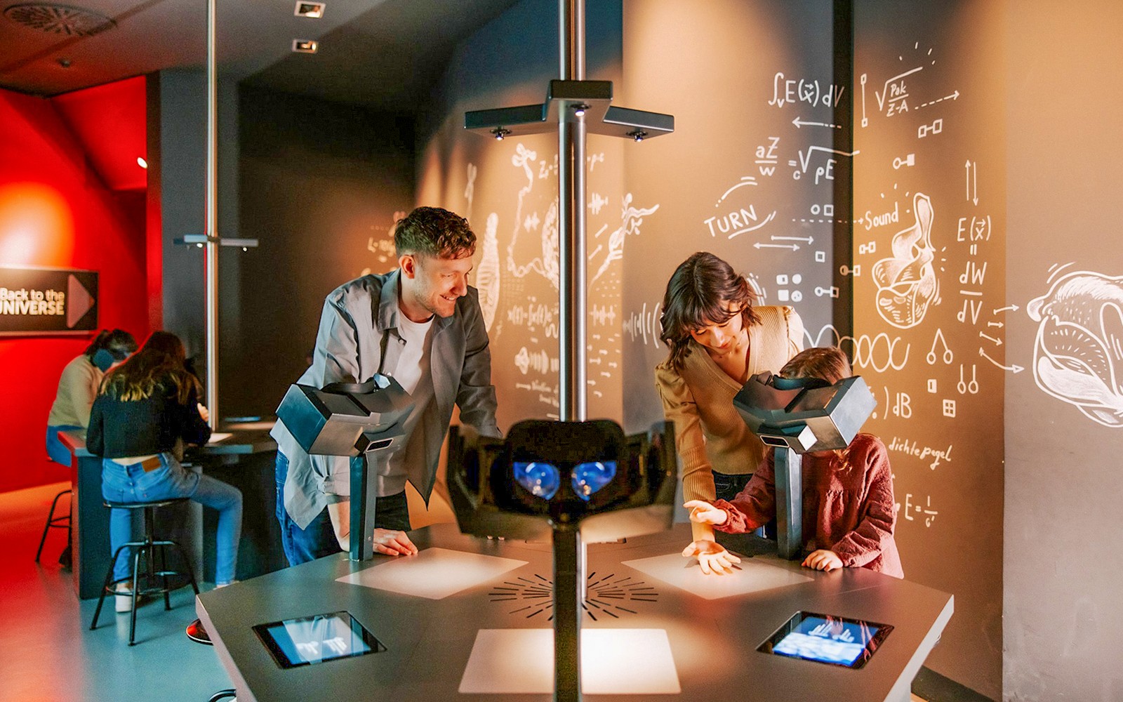 Ospiti che interagiscono con le esposizioni all'interno della Haus der Musik, Vienna.