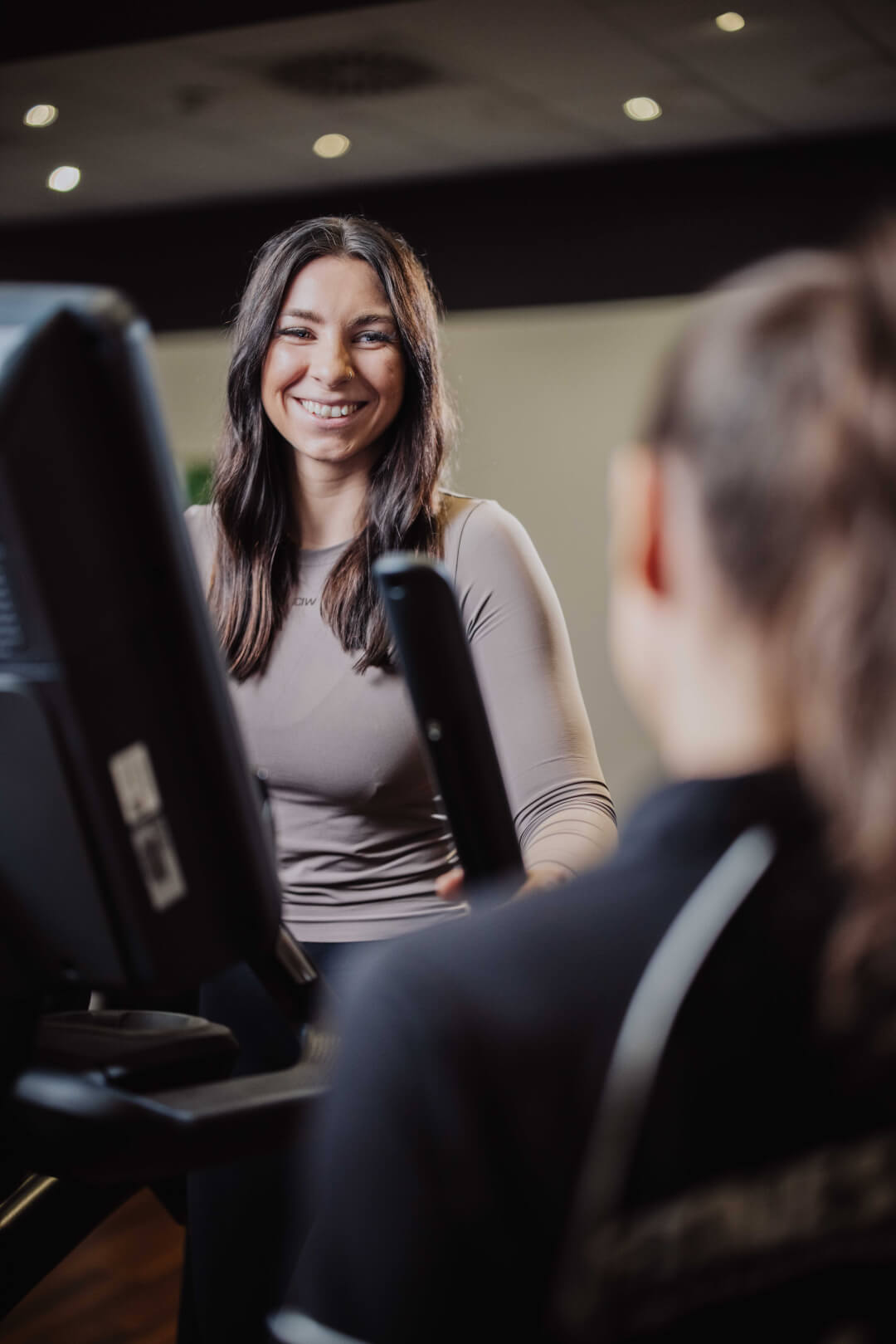Professionelle Gastronomie- & Interieur-Fotografie: Gemütliche Lounge-Ecke mit rotem Sessel und beleuchteter Wein-Präsentation, inszeniert mit warmem Ambient-Licht und Fokus auf Design-Details.