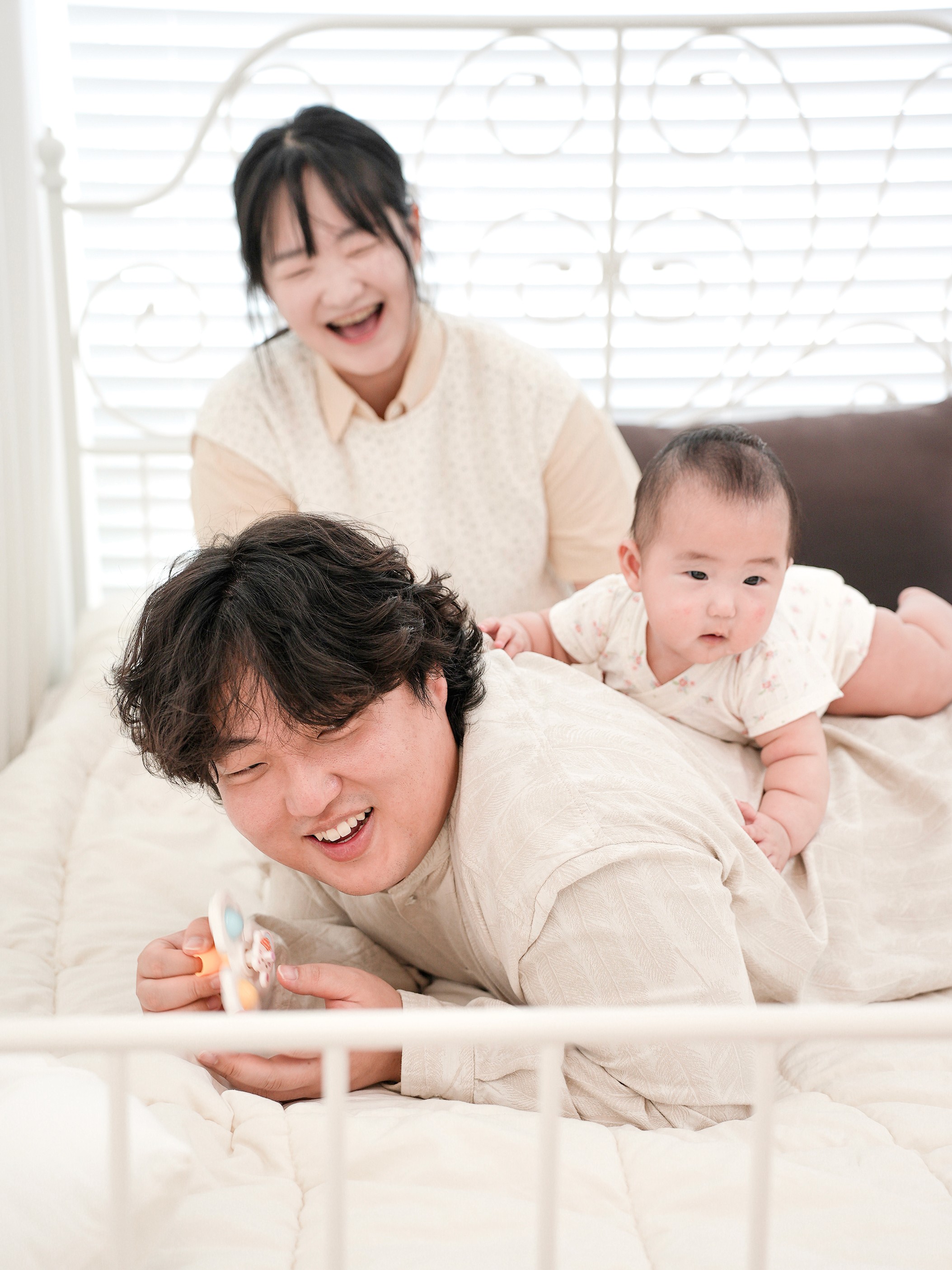 아기 백일 홈스냅 촬영 후기 | 온미스냅이 담아낸 시로룸 스튜디오의 따뜻하고 화사한 백일 기록