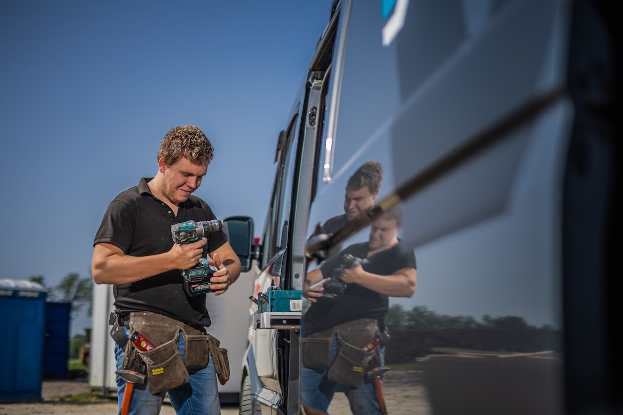 Reinard van Van Voorst Elektrotechniek buiten bij de werkbus
