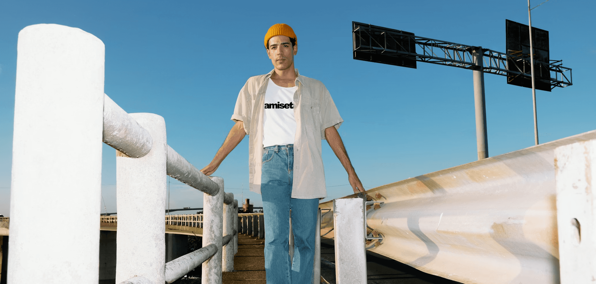 modelo com camiseta personalizada