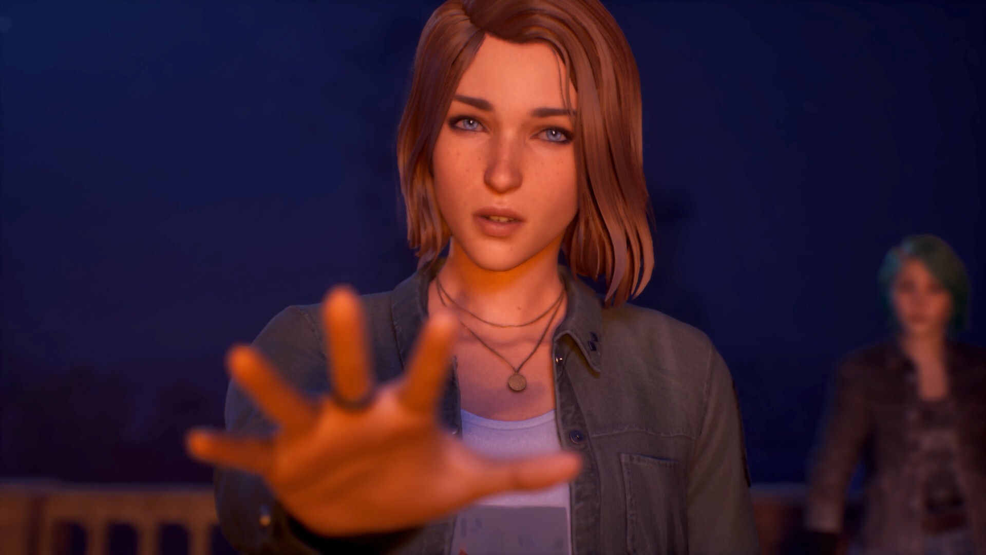 Gros plan sur un personnage principal dans Life is Strange Reunion avec expression émotionnelle et scène narrative intense