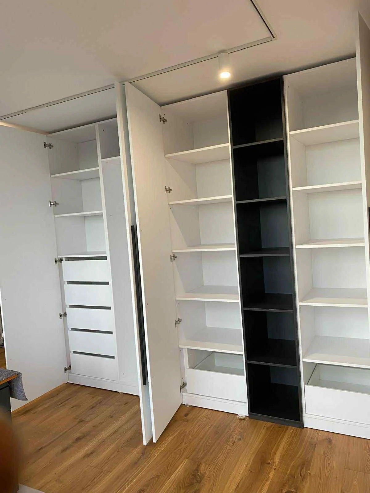 Détail — textile en lin sur fond bois.