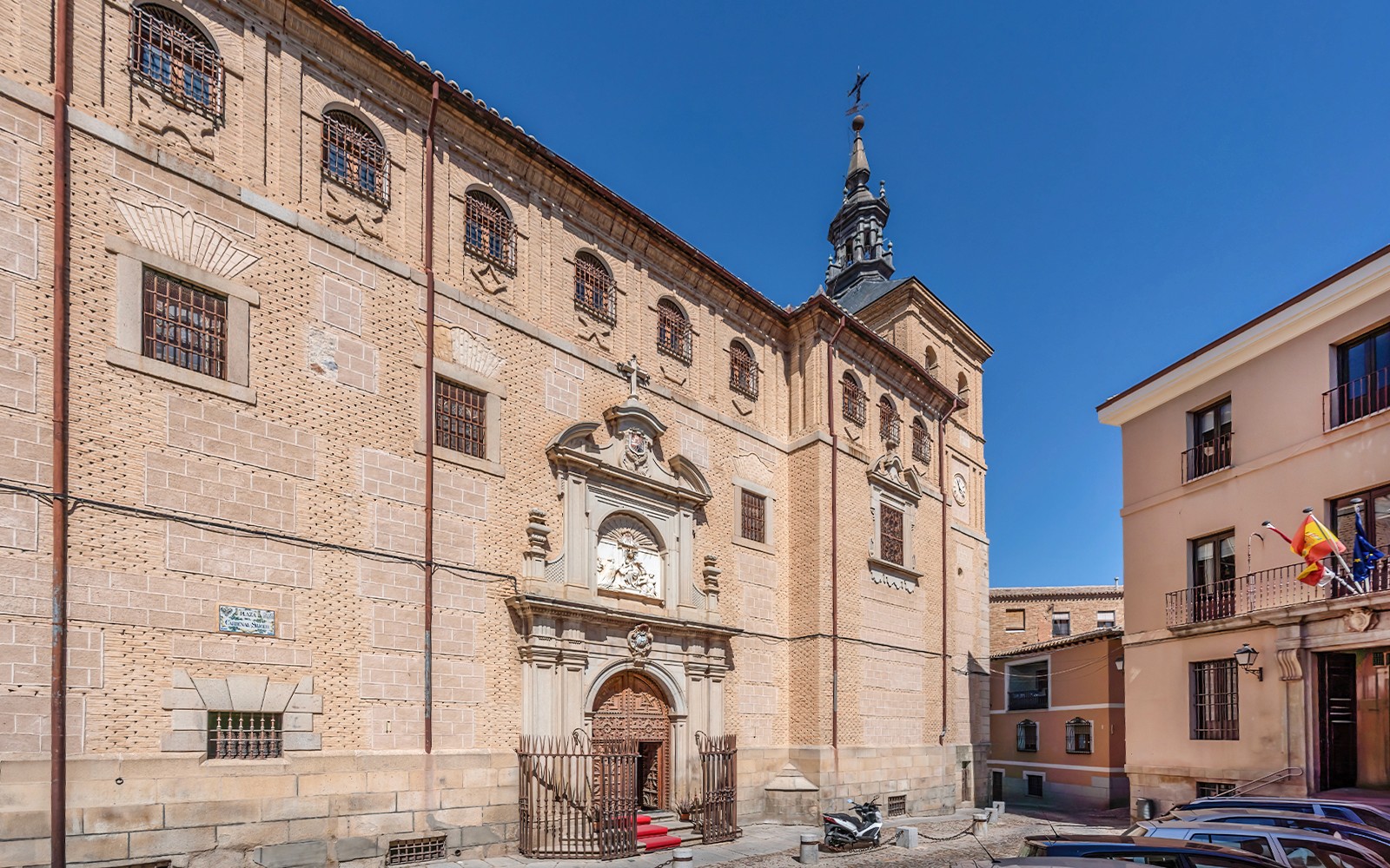 托莱多，西班牙，贵族女校的正面，拥有精美的入口和历史悠久的建筑。