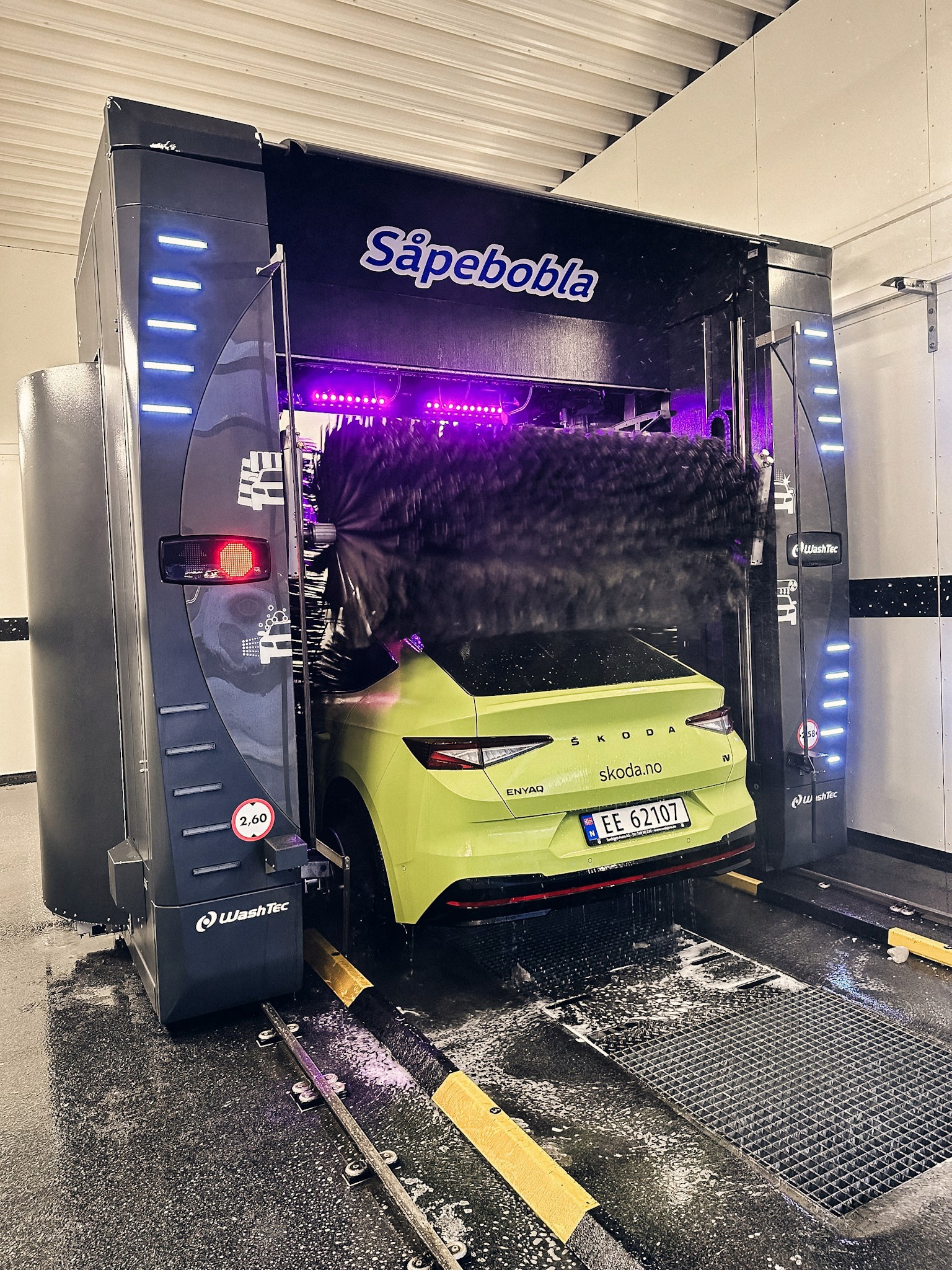Skoda Enyaq vaskes hos Såpebobla