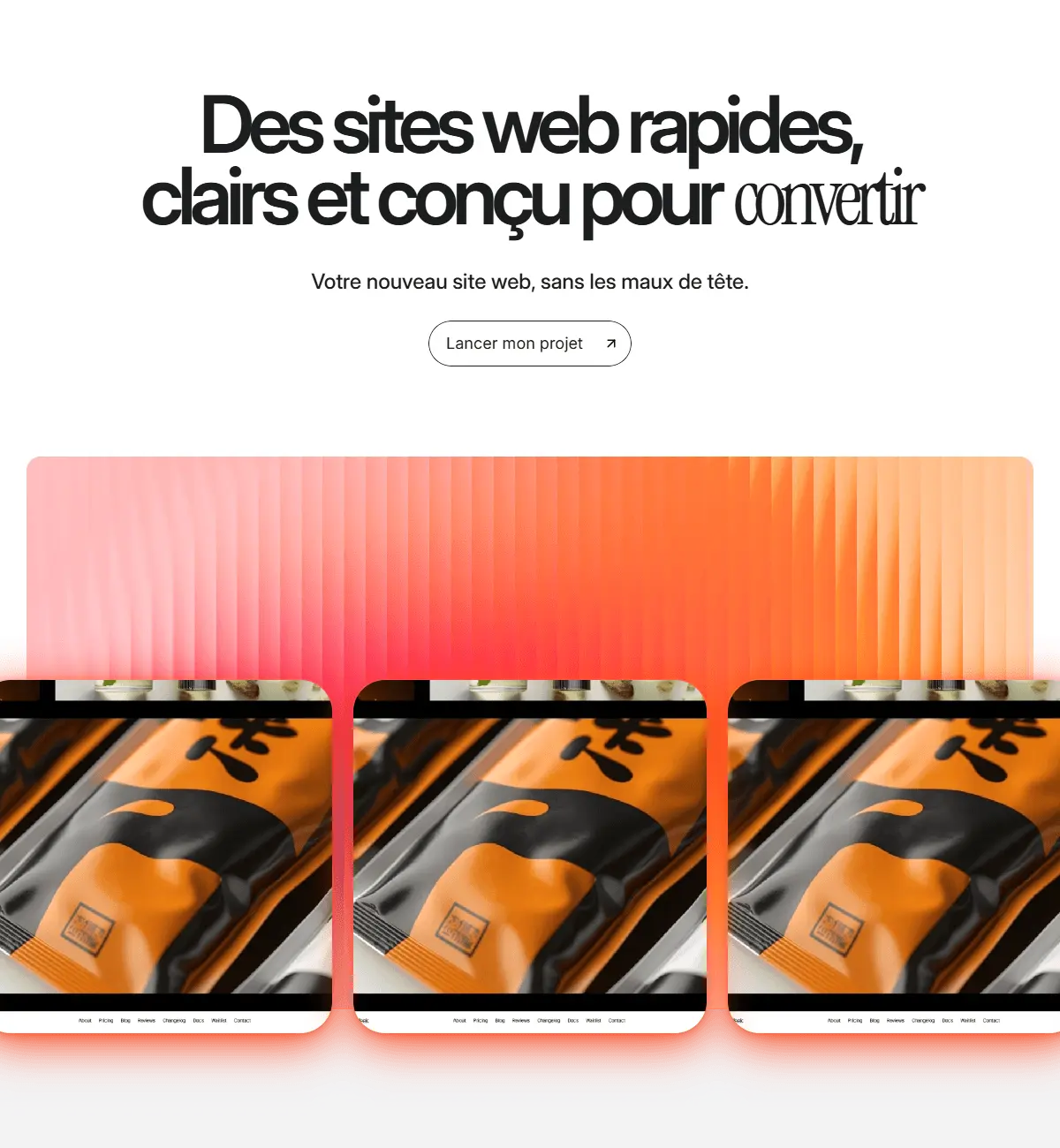 Section de site web lumineuse avec un arrière-plan dégradé orange texturé présentant trois emballages de produits.