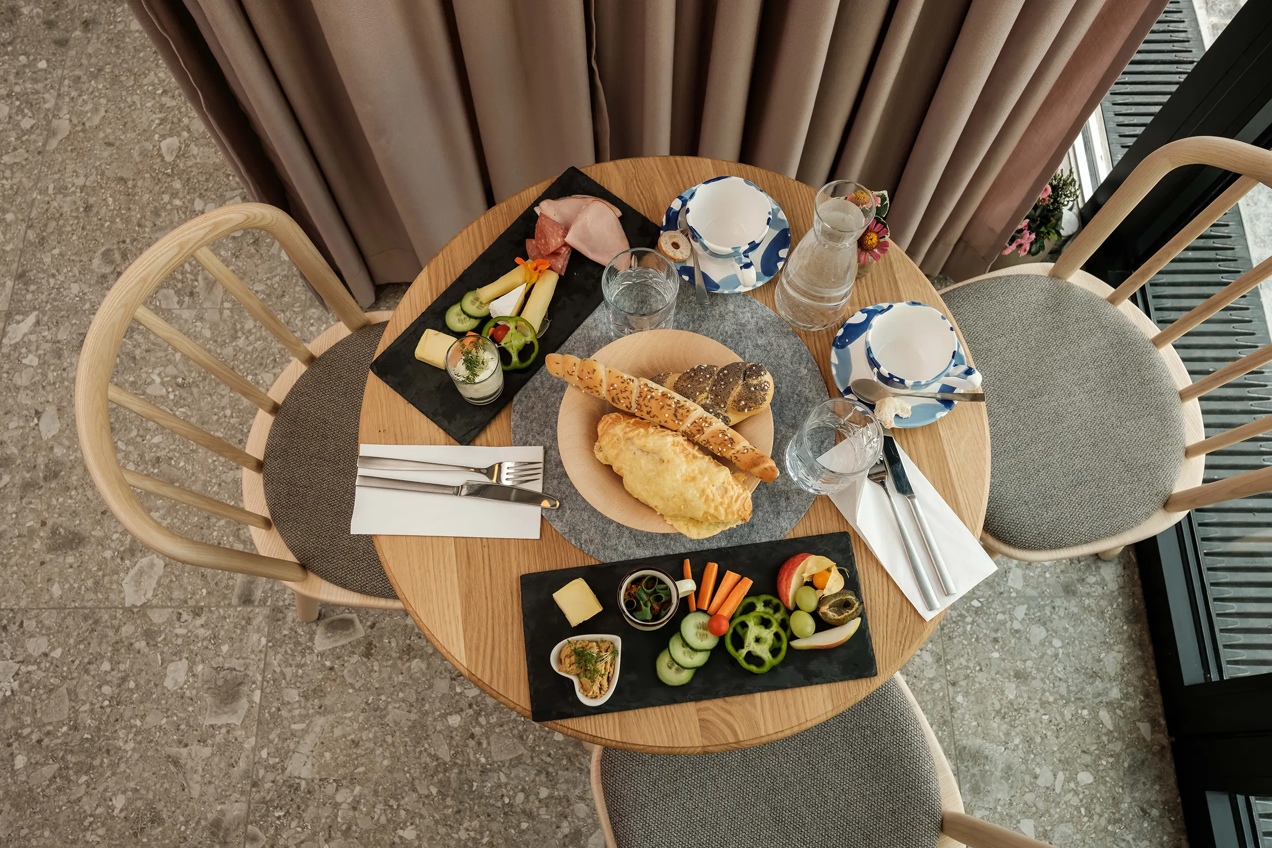 gedeckter Frühstückstisch