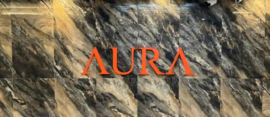 대리석 벽에 AURA 로고가 있는 실제 아우라 입구