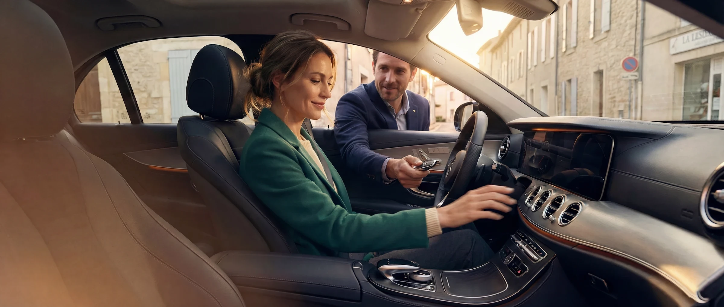 Une femme qui teste un véhicule d'occasion avec le vendeur de la fleur d'auto