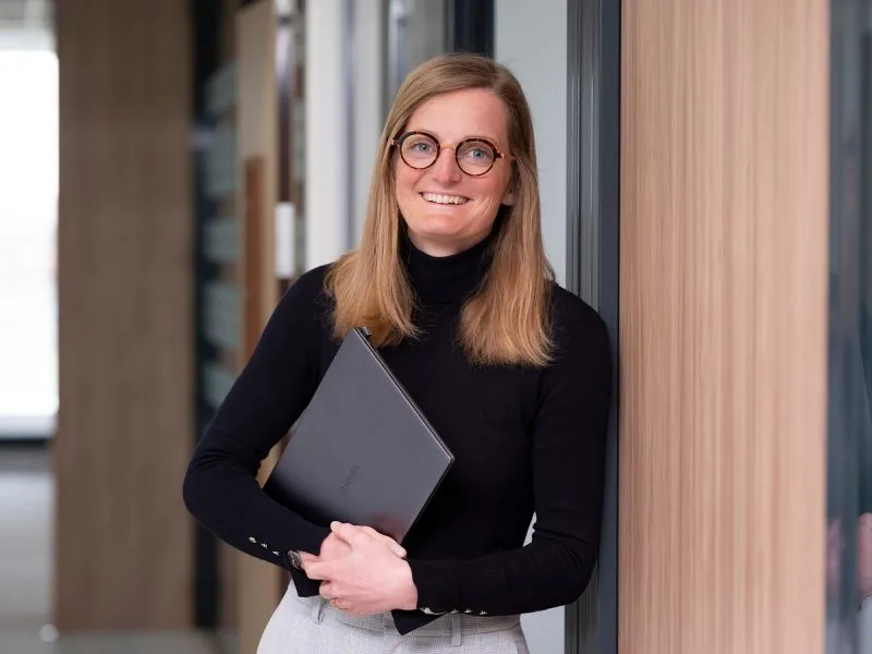Portrait professionnel femme avec dossier en main — photo corporate Lille Hauts de France | Anteale Yann Manac’h 2025