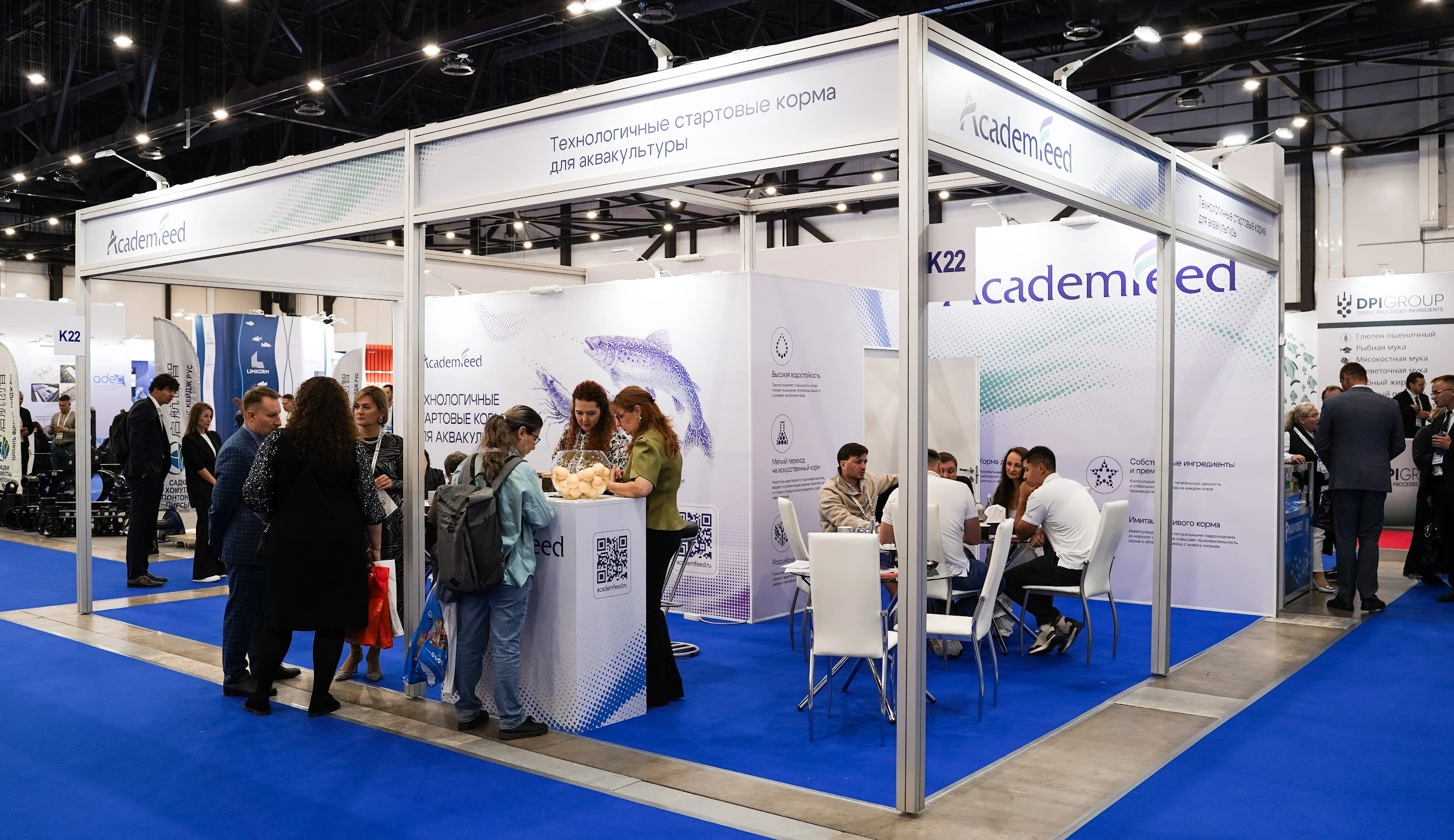 Стенд Academfeed на выставке, посетители общаются с представителями компании