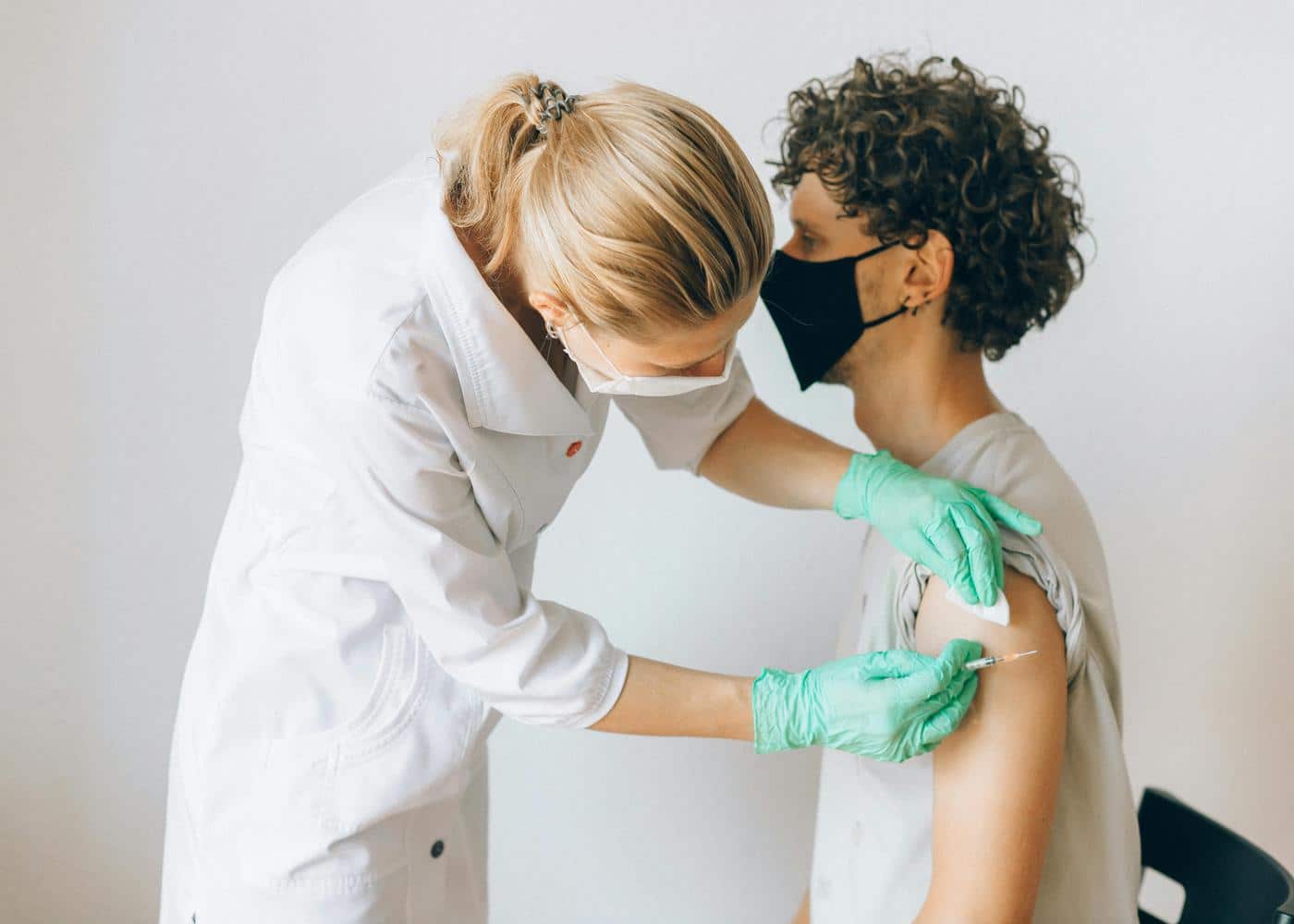 Retatrutide peptide side effects - doctor injecting man in the arm