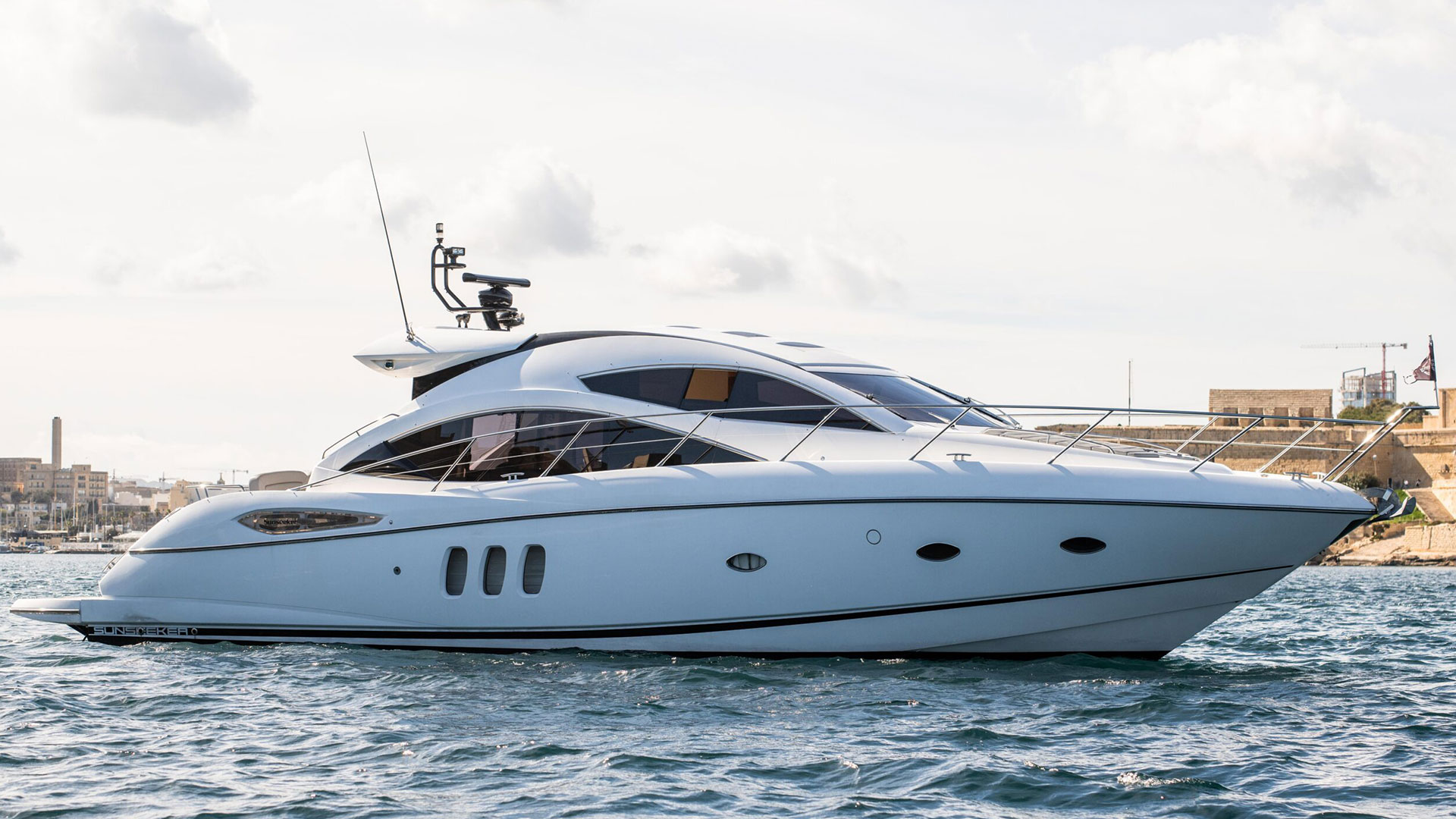 Image of chalet next to mountains
