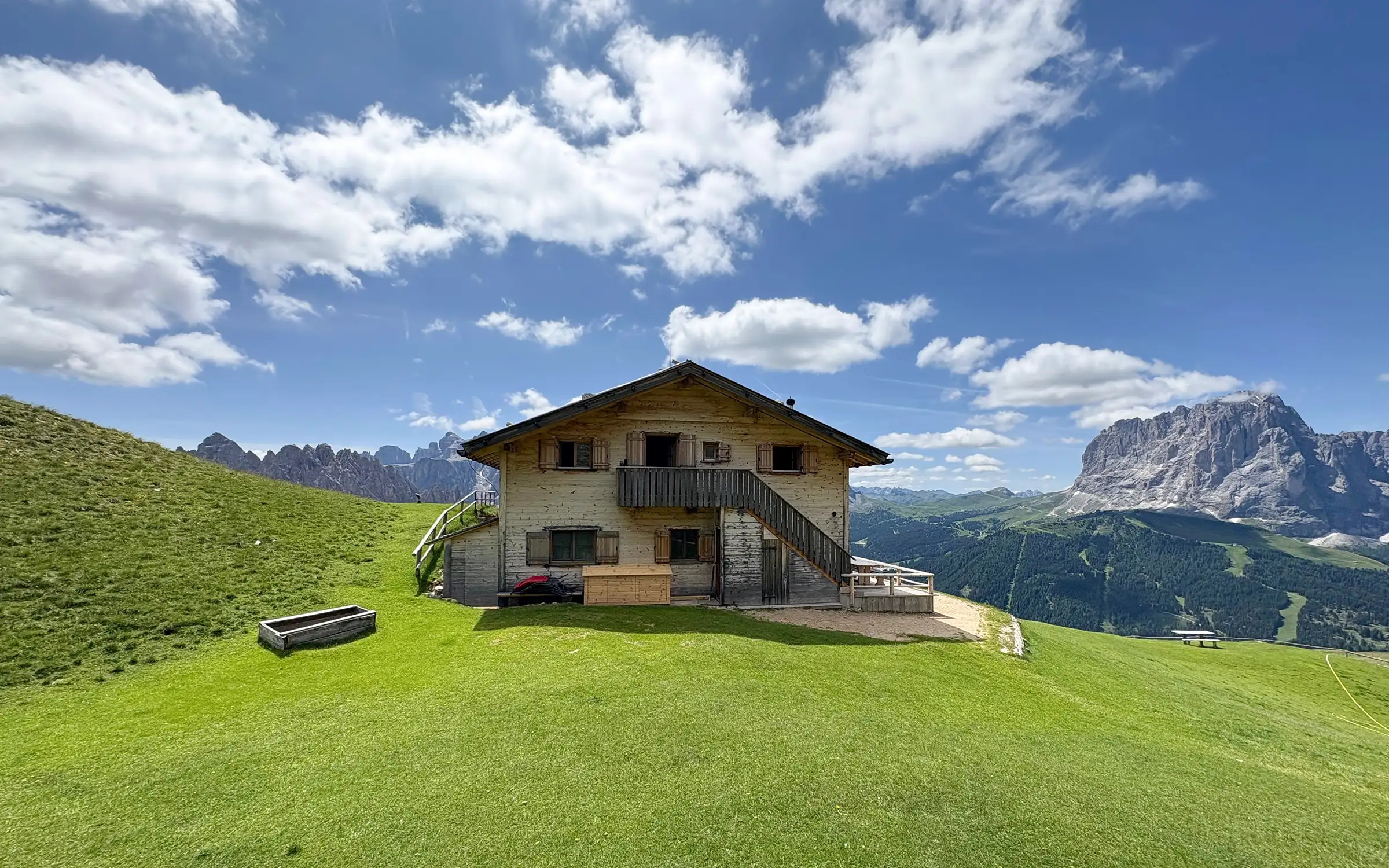 Steviahytta på Col Raiser i Dolomittene | fotturer i Dolomittene med Expa Travel