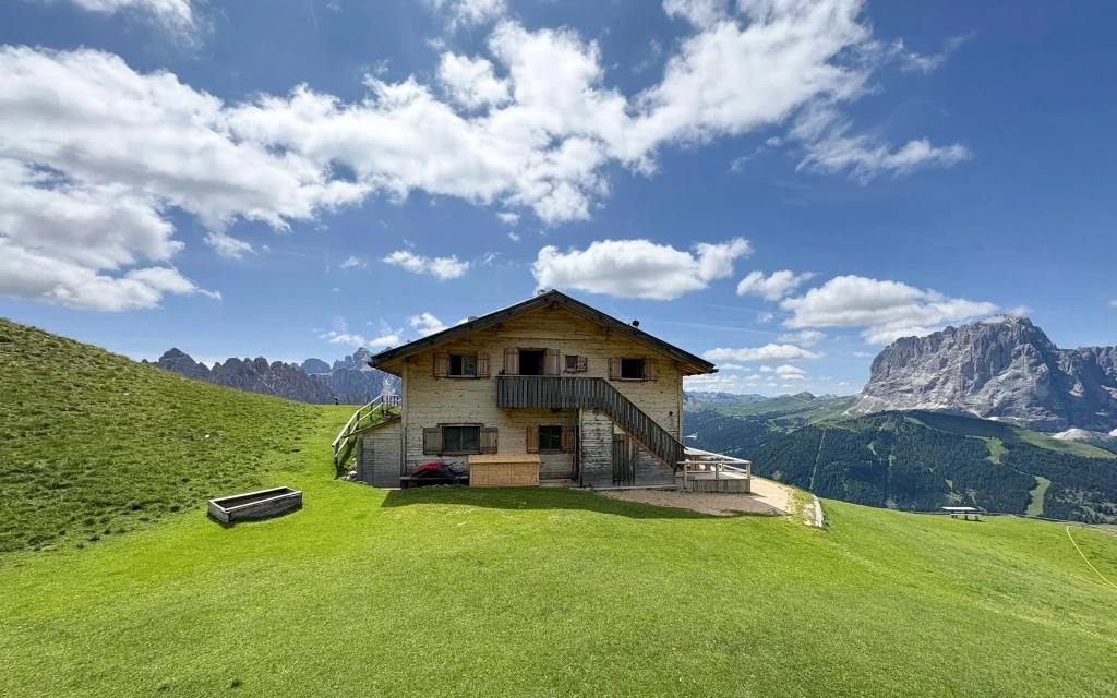 Steviahytta på Col Raiser i Dolomittene | fotturer i Dolomittene med Expa Travel
