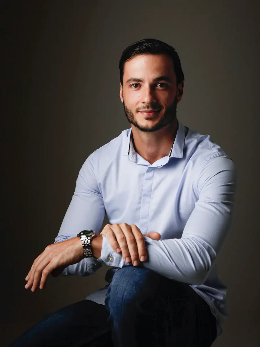 Rijad, fondateur de Nevalys, en portrait studio