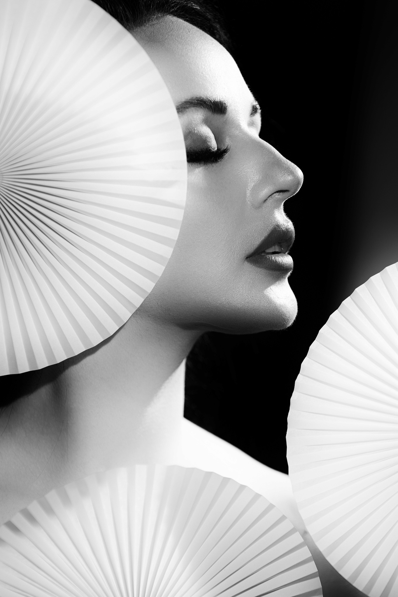 Woman's profile, fan as a compositional element - The Fan - Agnieszka Czyzkowska Photography