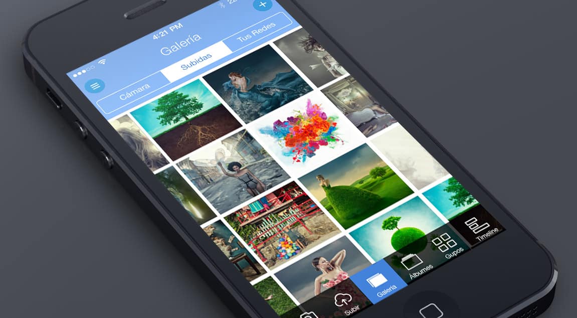 Aplicación de galería de fotos en smartphone mostrando imágenes coloridas y creativas.