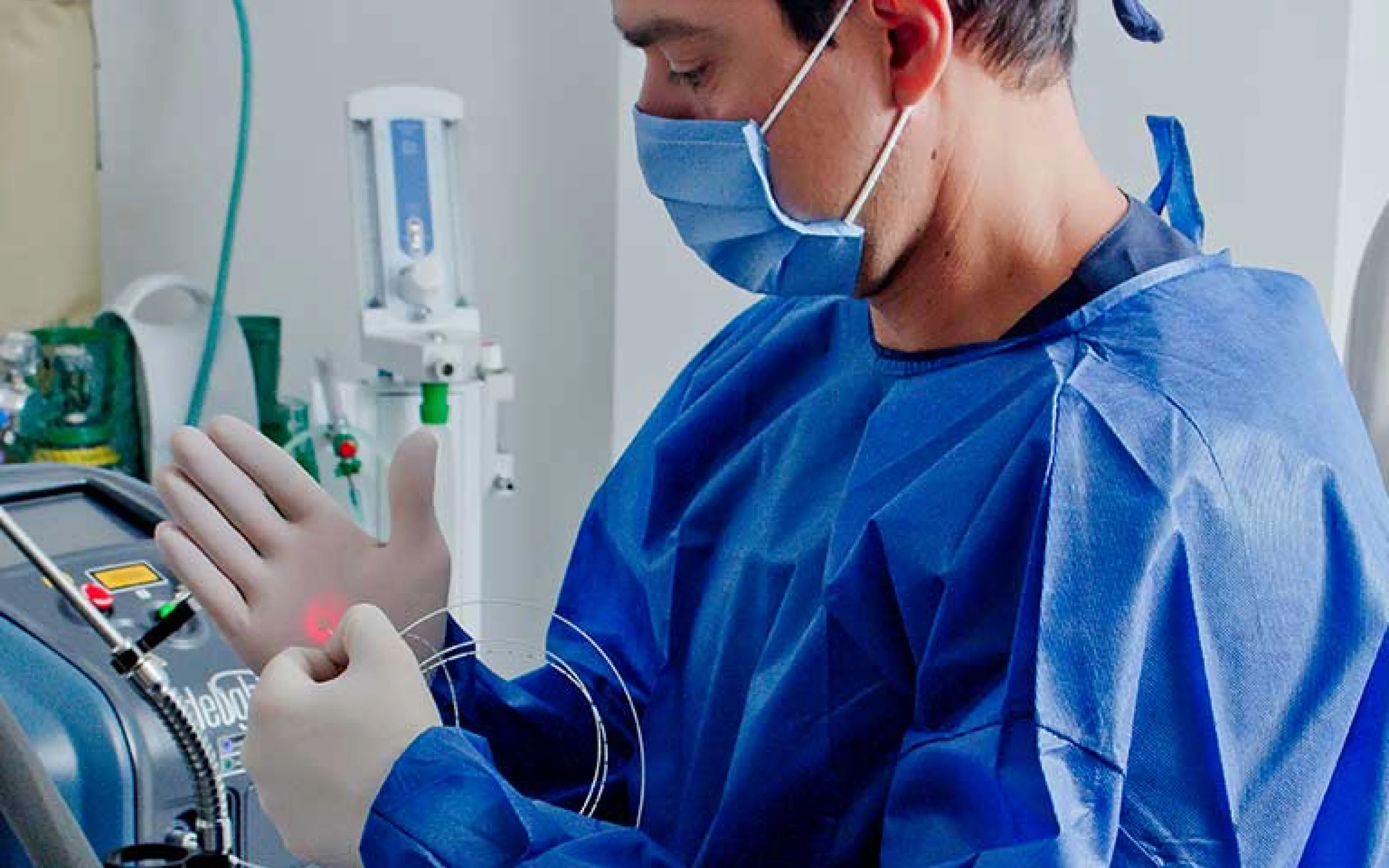 Médico demonstando Endolaser ATTA para tratamento da safena e veias caliborsas