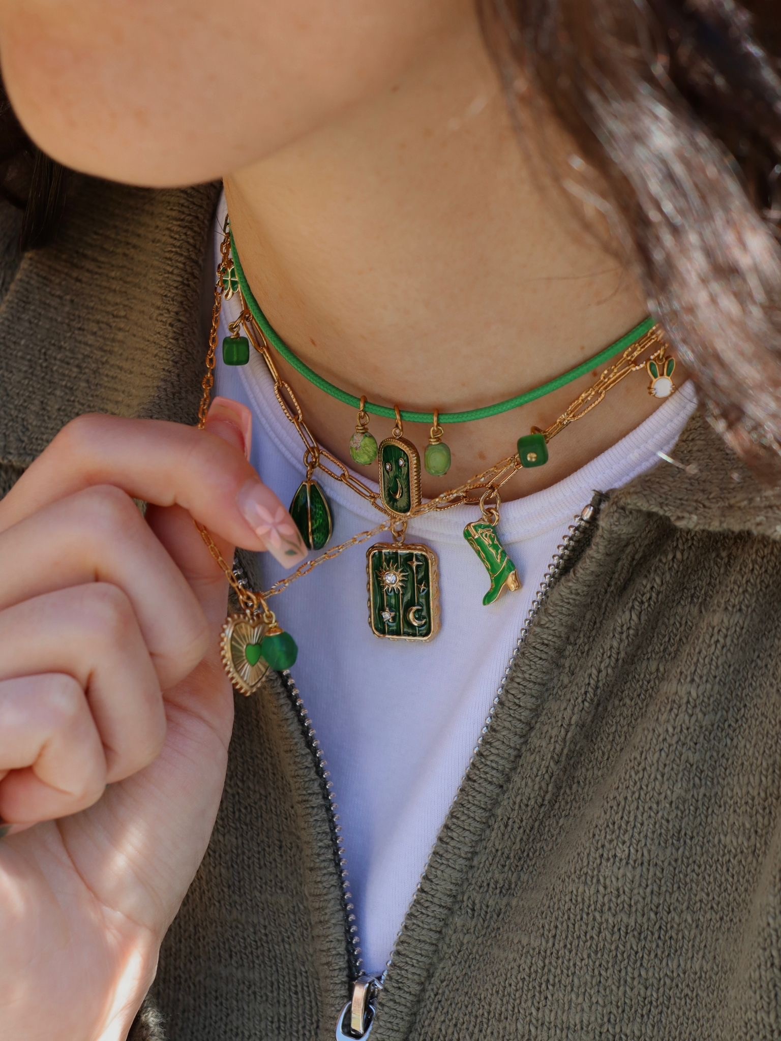 Gioiello artigianale Laura Sciunnach fotografato da Aura Studio, agenzia di comunicazione genovese, per la creazione di contenuti social.