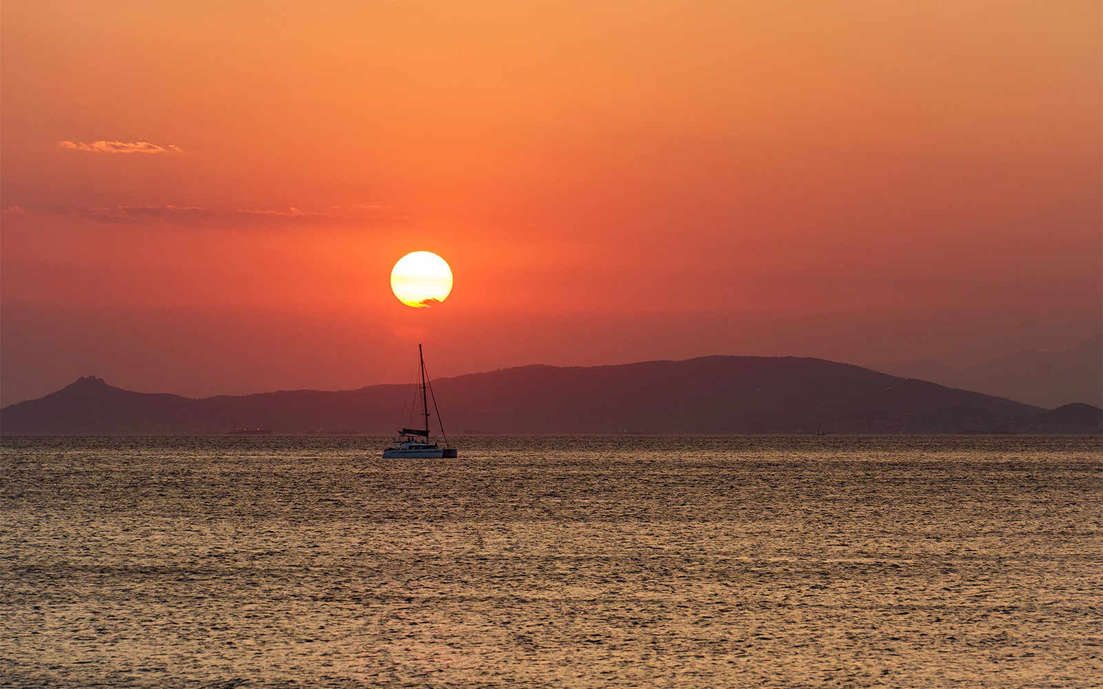 Vista del tramonto sulla Riviera di Atene con barche a vela sul Mar Egeo, Grecia.