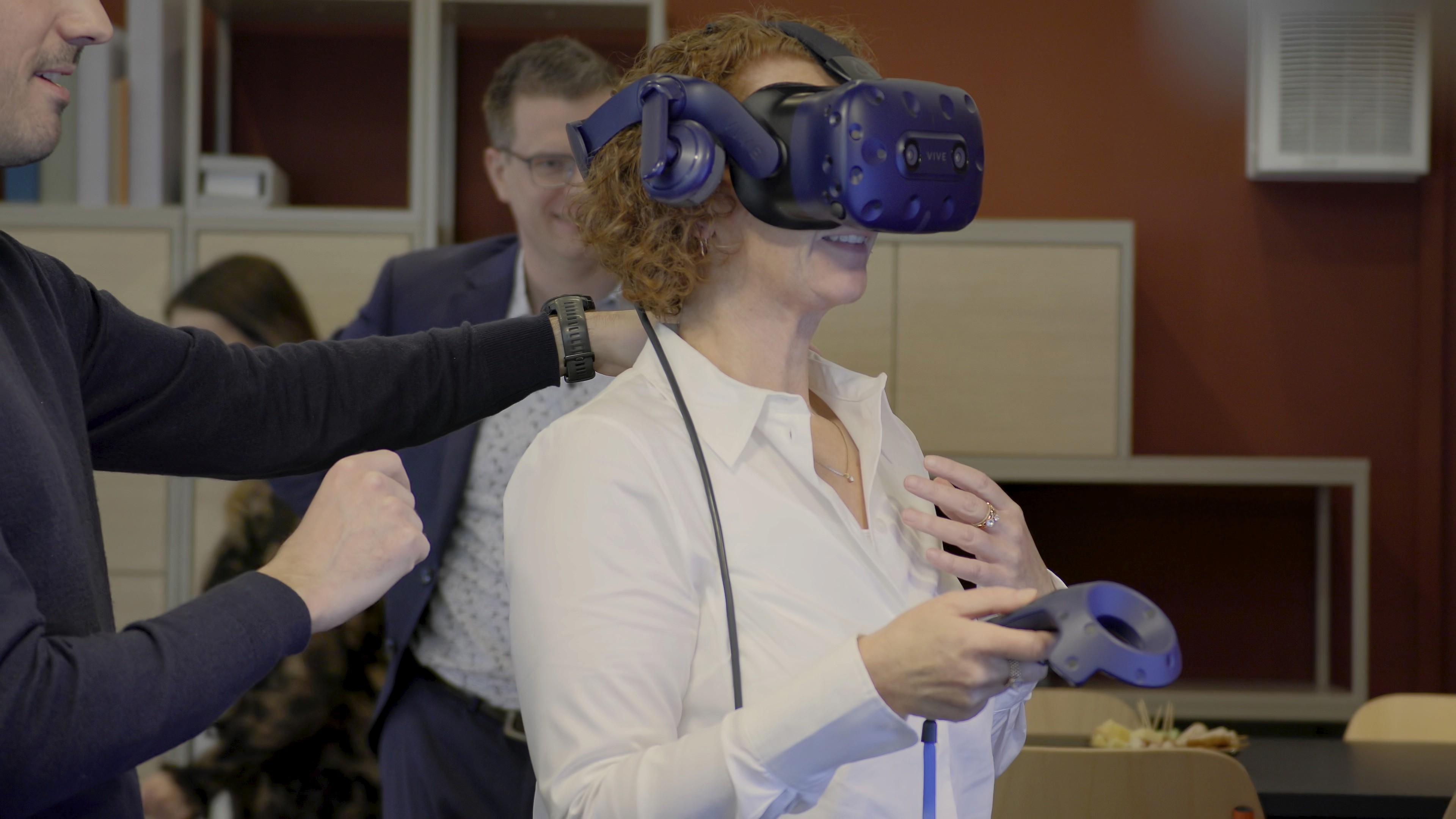 DSN-medewerker werkt aan een 3D-kantoorontwerp op een groot beeldscherm tijdens een inloopmiddag van DSN Workspace Solutions