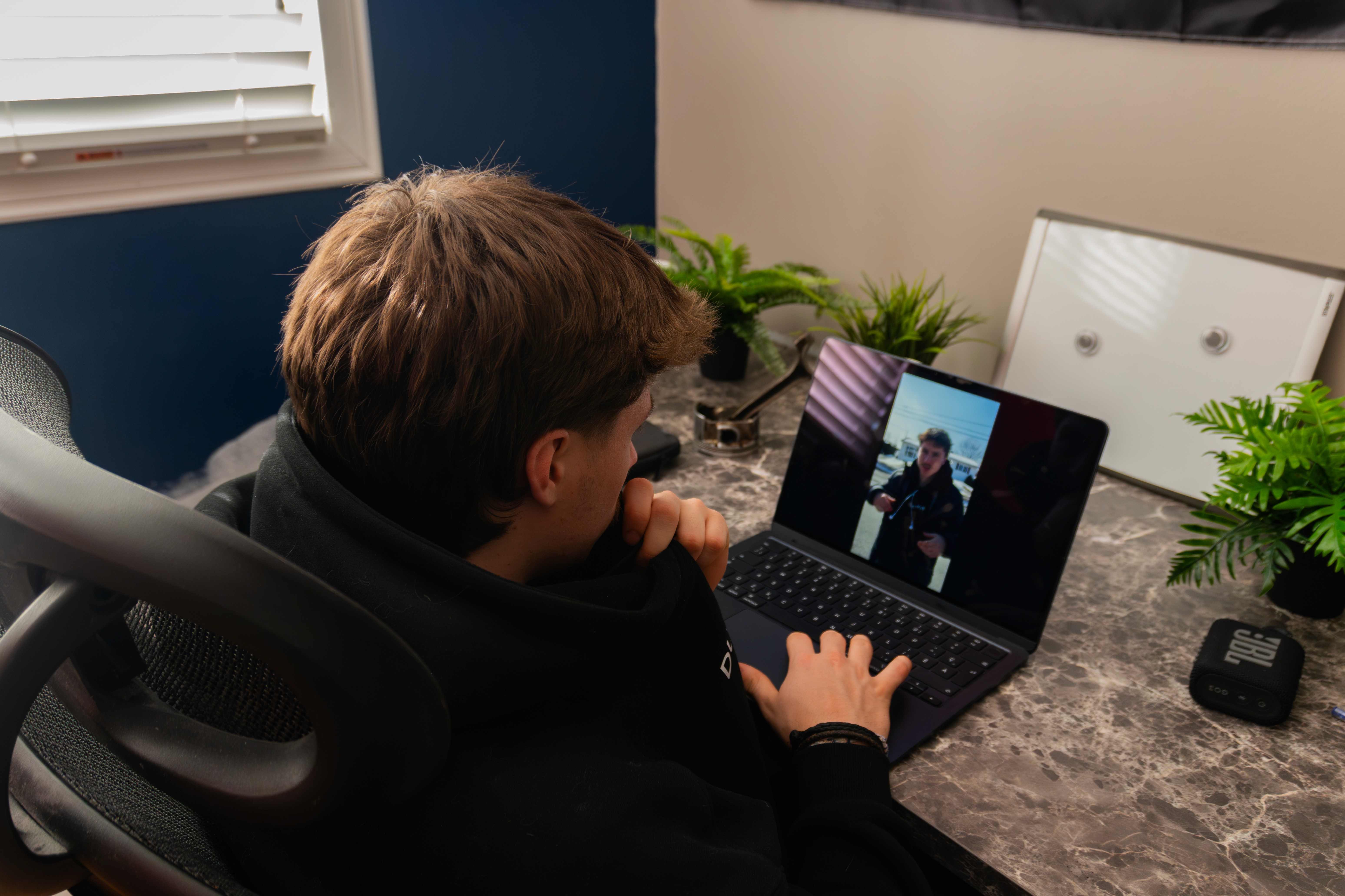 Création de site web – personne travaillant sur un ordinateur dans un bureau professionnel