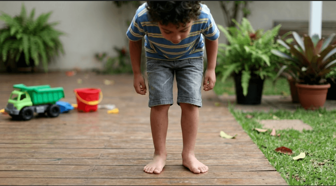 Guia visual sobre a relação entre o uso de mochilas e a saúde da coluna em crianças e adolescentes.